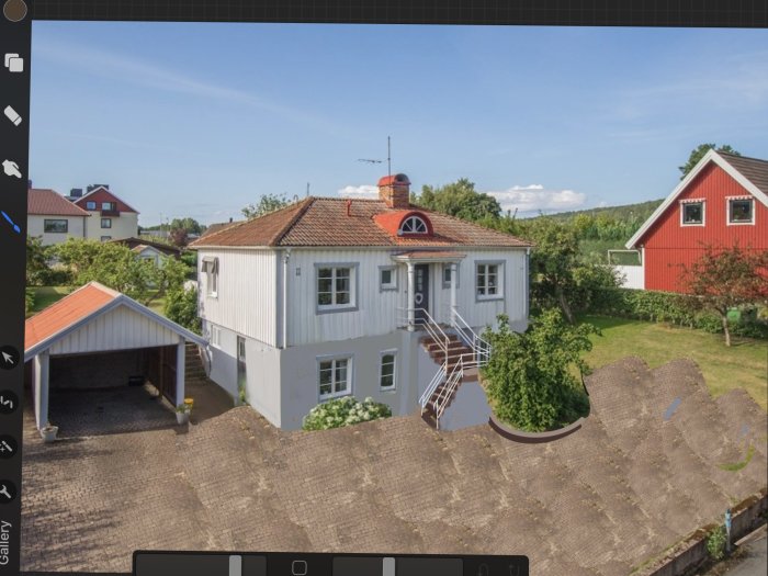 Vit villa med rött tak, carport och trädgård, ritad ramp vid framsidan förhindrar symmetri.