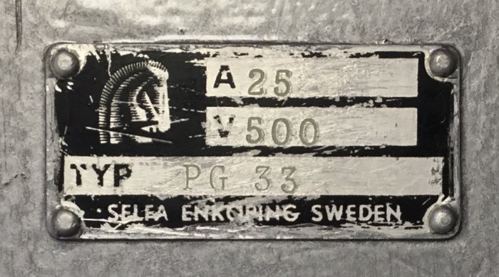 Märkskylt på en elektrisk komponent som anger "A 25", "V 500", "TYP PG 33", "SELA ENKÖPING SWEDEN".