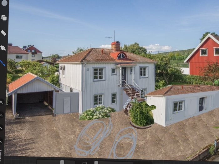 Vit panelhus med carport och Attefallshus, grannhusets loge syns, parkering i förgrunden.