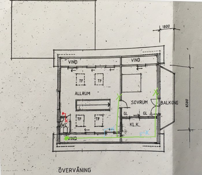 Ritning över våning med markerade planer för ventilationssystem; gröna linjer visar tilluft, blåa linjer tilluft från stam, röd frånluft.