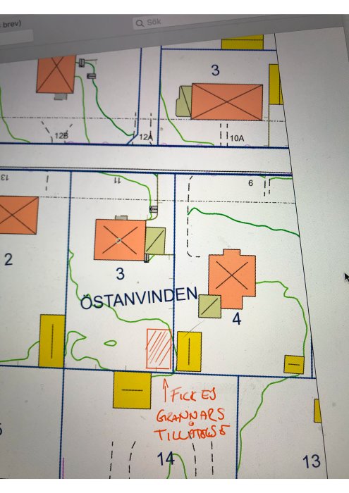 Skärmdump av en fastighetskarta med markerade tomter, byggnader och textanteckningar.