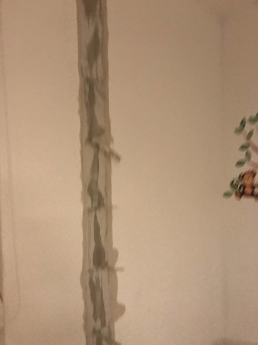 Vägg där mellanvägg avlägsnats, exponerat lättbetong, ojämnheter och spår efter borttagningen.