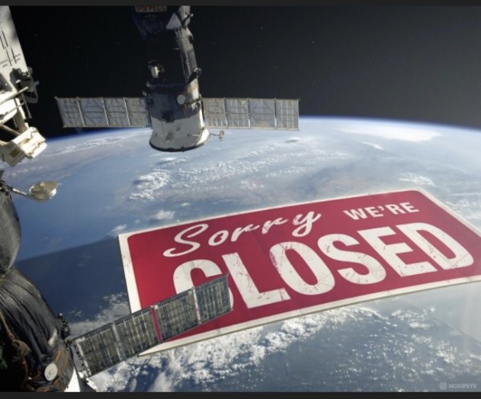 Skylt med texten "Sorry we're CLOSED" svävar i rymden med jorden i bakgrunden och en satellit synlig.