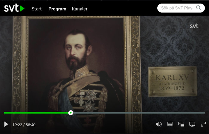 Porträtt av Karl XV med namnskylt och regeringstid framför mönstrad tapet.