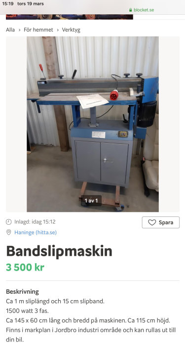 Blå bandslipmaskin med slipbord och slipband, placerad i en verkstadsmiljö, till salu för 3 500 kr.