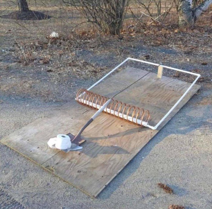 Holmgång med hemmagjort solfångarsystem av koppar på trädäck med skovel.