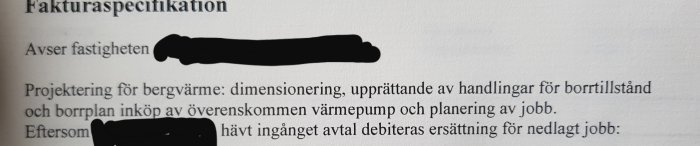 Del av en fakturaspecifikation med text om projektarbete för bergvärme och inköp av värmepump, med viss text övermålad.