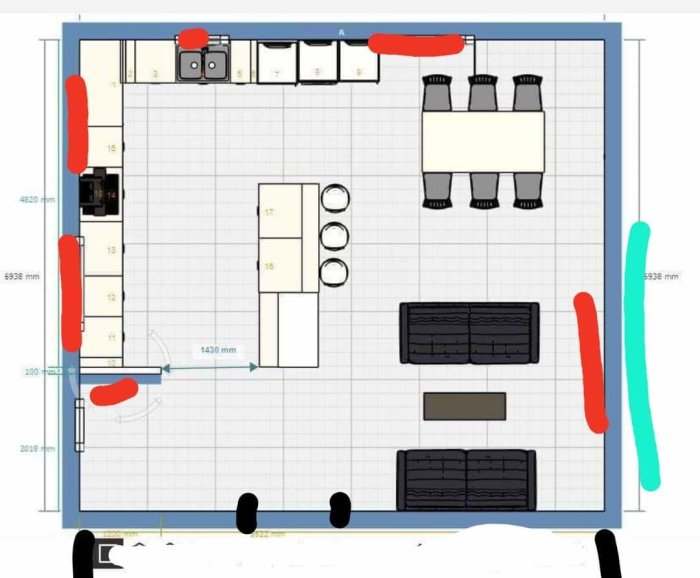 Planritning av kök, vardagsrum och hall med måttangivelser, nuvarande radiatorer markerade i rött, altanfönster i blått.