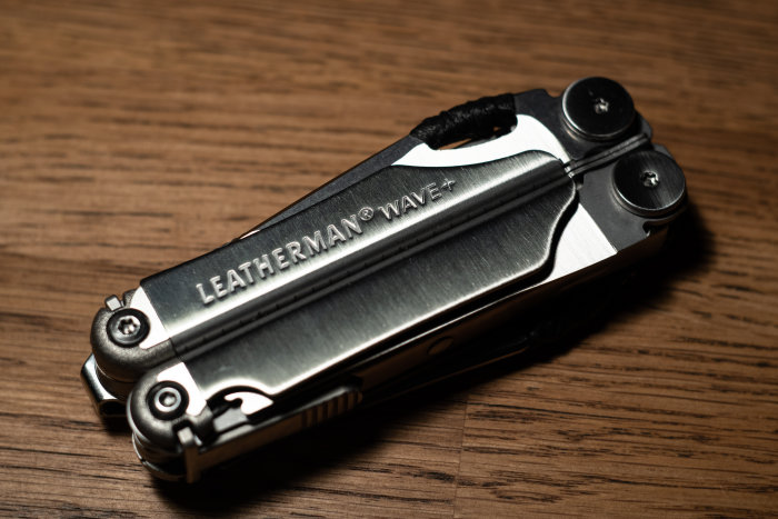 Leatherman Wave+ multiverktyg i hopfällt läge på träbakgrund.