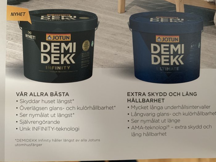 Två burkar med Jotun Demidekk färg, en märkt 'Infinity' och en 'Ultimate', båda med beskrivning av långvarigt skydd och hållbarhet.