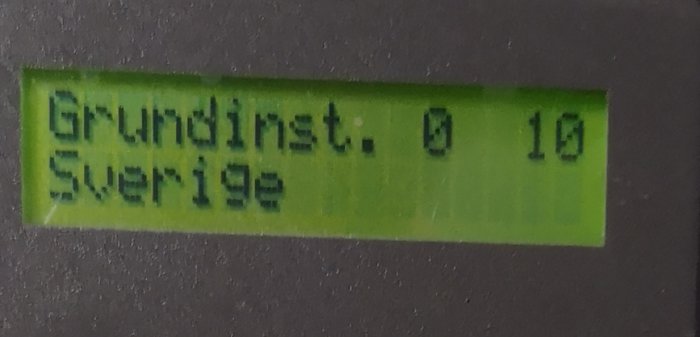 LCD-display på en Nibe värmepump som visar texten "Grundinst. 0 Sverige".