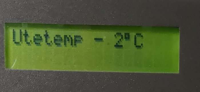 Digital display visar utomhustemperatur på minus 2 grader Celsius.