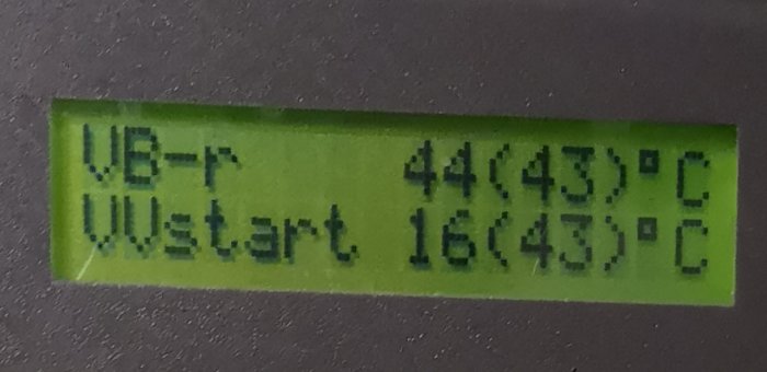 LCD-display som visar värmepumpens drifttemperaturer: VB-p 44(43)°C och VV-start 16(43)°C.