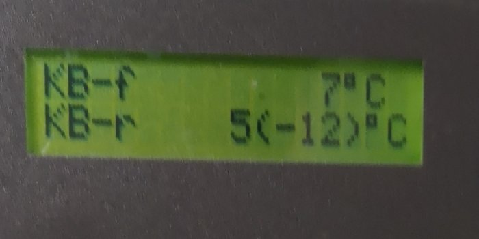 Digital display på en Nibe värmepump visar temperaturvärdet 7°C och inställda temperaturområden.