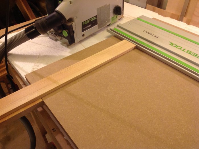 Verktyg och hemmagjord parallellanslag för precisionssågning på MDF-skiva.