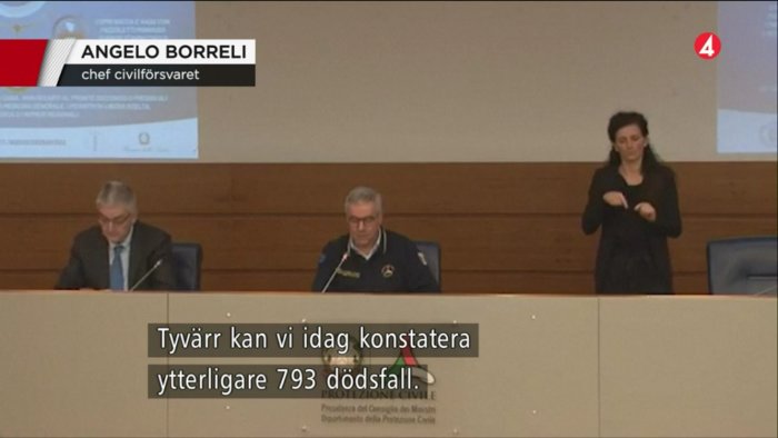 Screenshot från nyhetssändning med textning om 793 dödsfall i Italien, person tolkar teckenspråk.