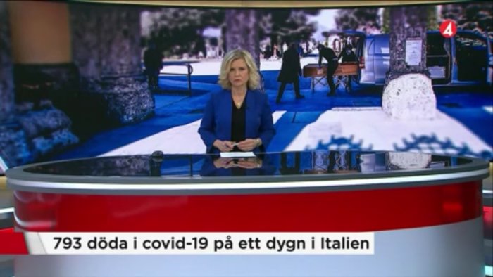 Nyhetssändning med text som visar "793 döda i covid-19 på ett dygn i Italien".