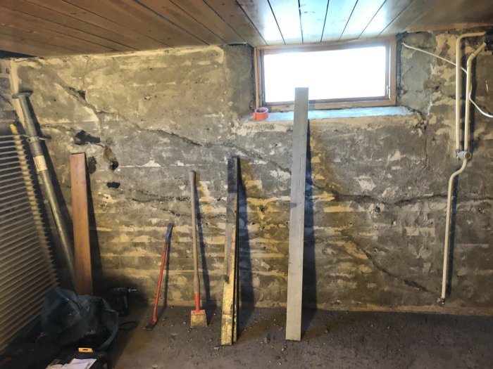 Renoveringsprojekt med dålig betong i tillbyggt 40-talshus, verktyg och material syns.