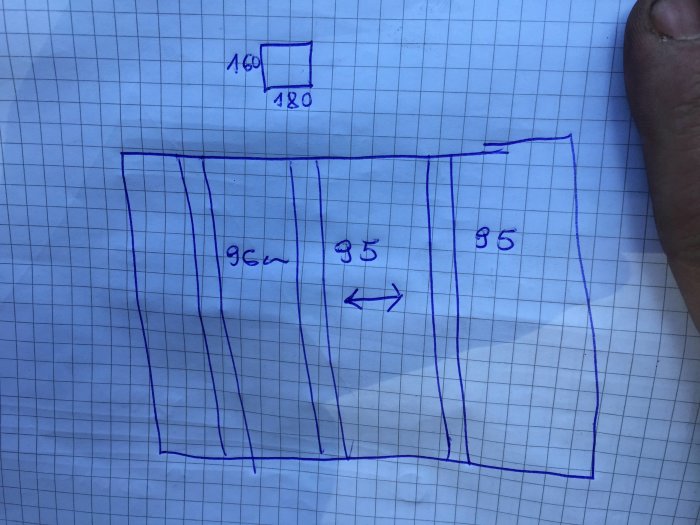 Handritad skiss över bjälklagskonstruktion med måttangivelser på ett rutat papper.