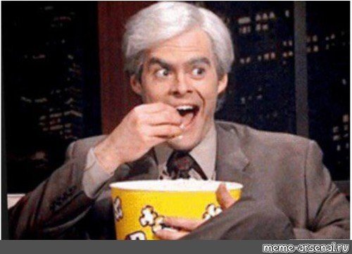 Person med grått hår äter popcorn entusiastiskt.