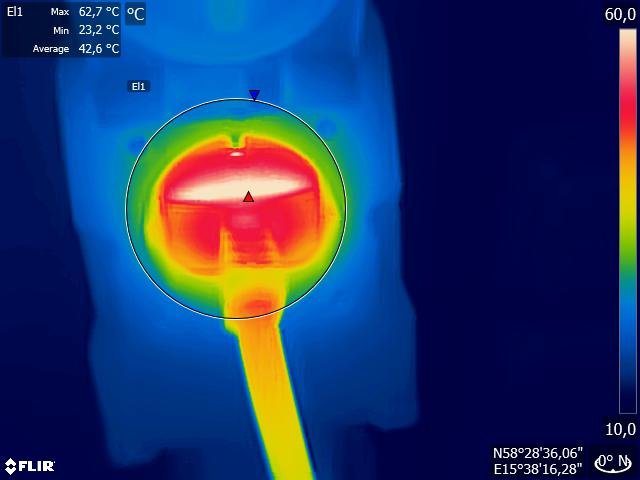 Termografisk bild som visar varma färger på ett eluttag, med temperaturmätning indikerande 60 grader.