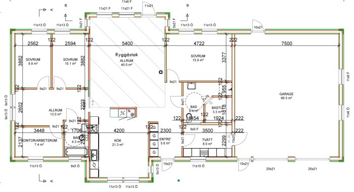 Arkitektonisk ritning av en husplan med anmärkningar om storlek och layout, inklusive sovrum, bad och bastu.