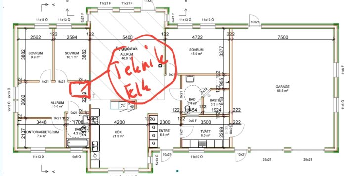 Arkitektritning av ett hus med markeringar och anteckningar som ifrågasätter utrymme i allrummet.