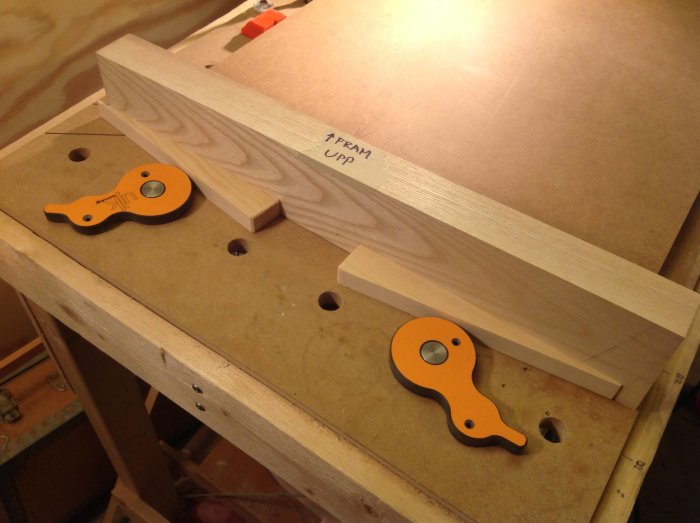 Trästycken på arbetsbänk med cam levers och askbit som anhåll för snickeriprojekt.