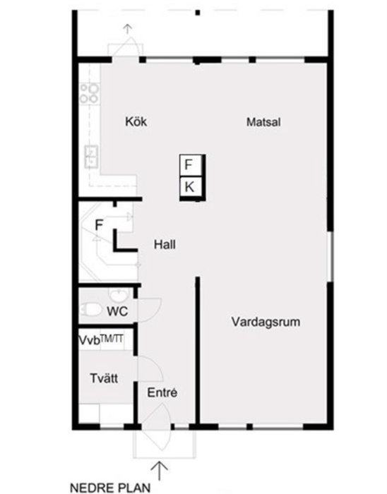 Planritning över nedre plan i ett hus, inklusive kök, matsal, vardagsrum, hall med WC och tvättstuga.