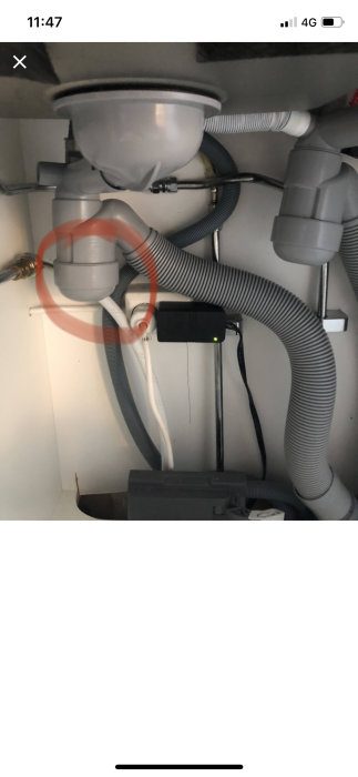 Rörinstallation under diskbänk med två vattenlås markerade för rensning.