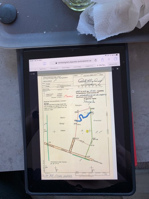 Skärmdump av en digital visning av ett fastighetsdokument från Lantmäteriet på en surfplatta.