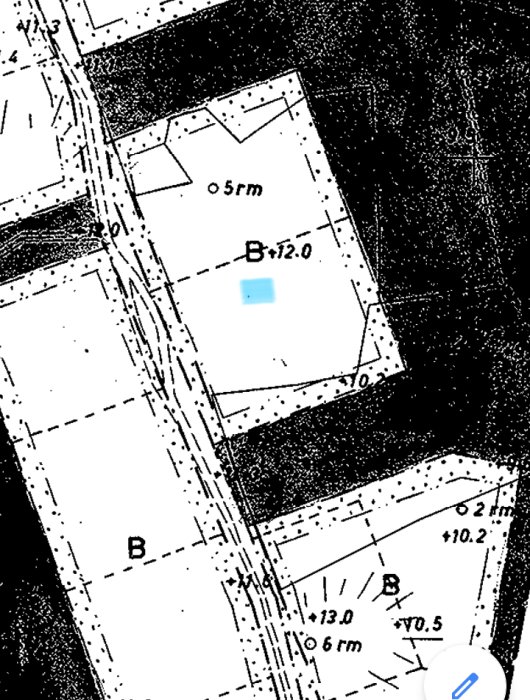Svartvit ritning av en tomt från 1972 med dimensioner, en blå markering visar husets placering.