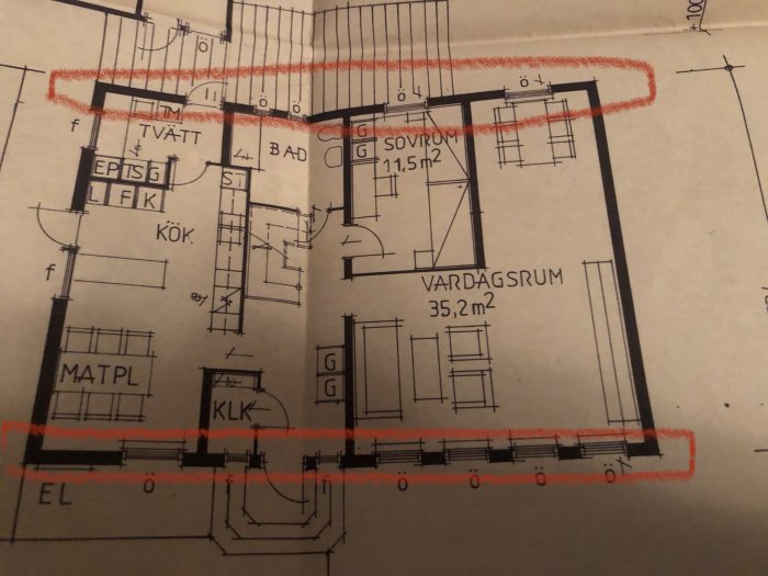 En husritning med vissa väggar markerade i rött för att identifiera möjligt bärande konstruktioner i ett Norrlandshus.