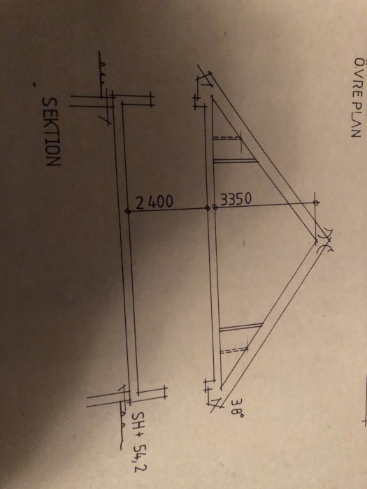 Ritning av övre plan i ett hus, markerar potentiellt bärande väggar med måttangivelser.