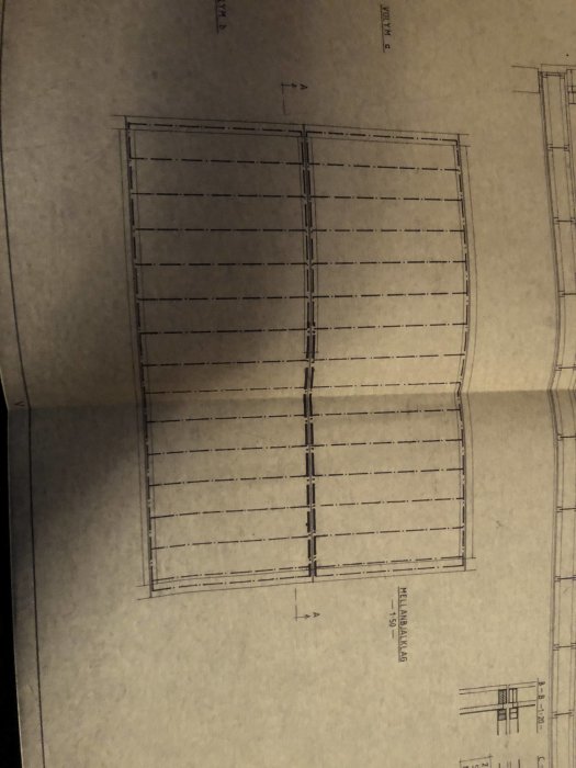 Ritning av ett hus med markerade linjer som möjligtvis representerar bärande väggar.