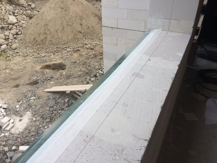 Galvad plåt och tätskiktsduk installerad på lättbetong för fönstersmyg förberedelse.