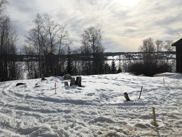 Tomt täckt av snö med utsikt över en sjö kan bli platsen för ett nytt garagebygge.