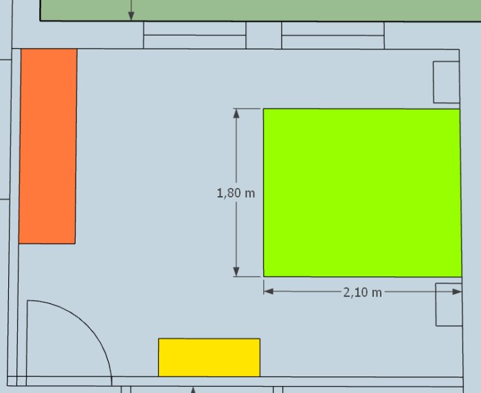 Rumsritning som visar en möbleringsplan med hög förvaring i orange, byrå i gult och säng i grönt med måttangivelser.