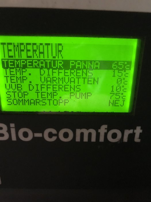 Digital display med temperaturinställningar för en panna, visar 65 graders panntemperatur och andra värden.