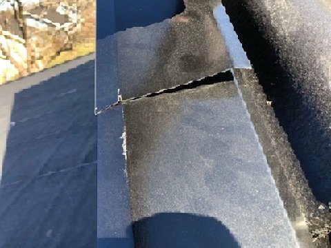 Tak med icke-falsade hängplåtar och otillräckligt överlapp nära nockpanna, risk för vattenskador.