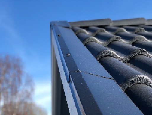 Tak med potentiella fel på hängplåtar som inte är rätt falsade nära nocken.