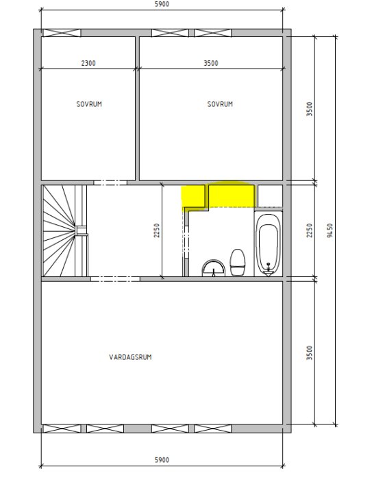 Planritning av en övervåning med två sovrum, en gulmarkerad yta i ett sovrum intill badrummet föreslagen för renovering.