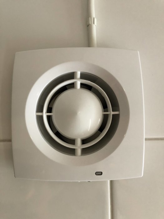 Väggmonterad ventilationsfläkt i tvättstuga som inte startar automatiskt.