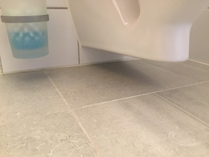 Vägghängd toalettstol utan skvallerrör och utan inspektionslucka i badrum renoverat 2014.