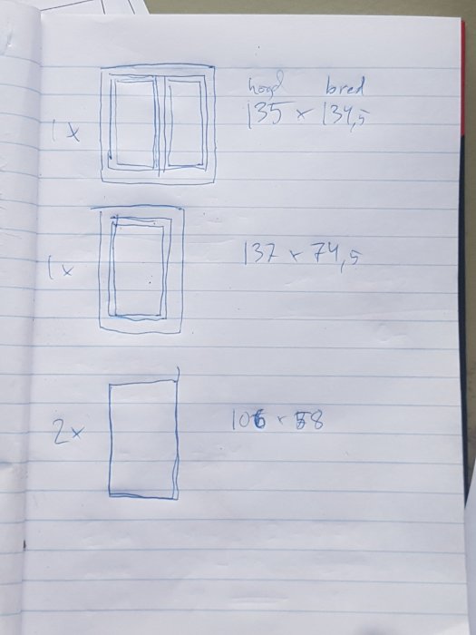 Skiss av sekelskiftesfönster med mått för bygge av miniväxthus, visar tre olika storlekar på linjerat papper.