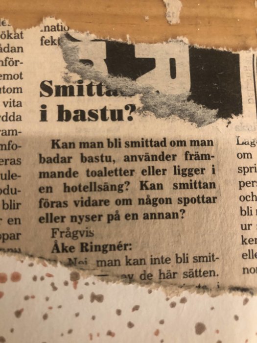 Nedsutten tidningsartikel med rubriken "Smitta i bastu?" och textutdrag om risker för smittspridning.