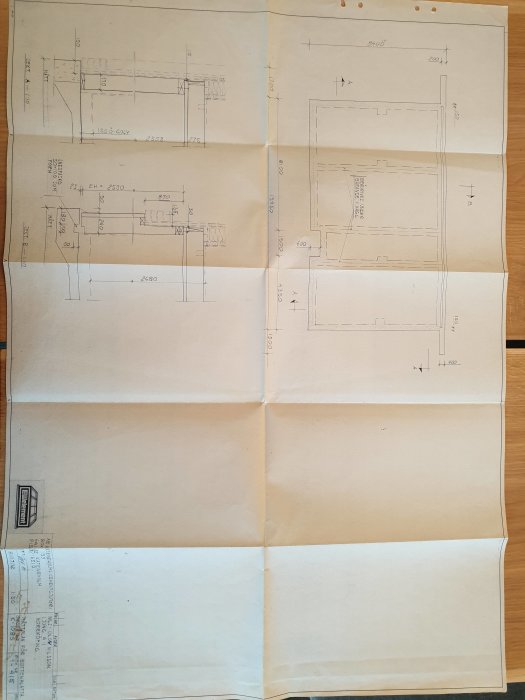 Arkitektonisk ritning av en bottenplatta med måttangivelser på ett papper.