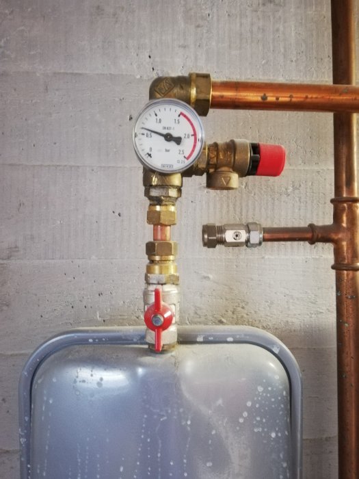 Expansionskärl med tryckmätare som visar cirka 1.5 bar i ett VVS-system.