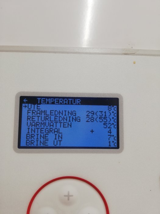 Digital display av en värmepump med temperaturvärden för framledning, returledning, varmvatten, integral, brine in och brine ut.