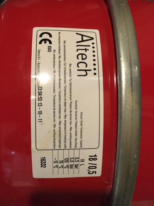 Rött expansionskärl med etikett för varumärket Altech, 18L, komplett med tillbehör för VVS-installation.